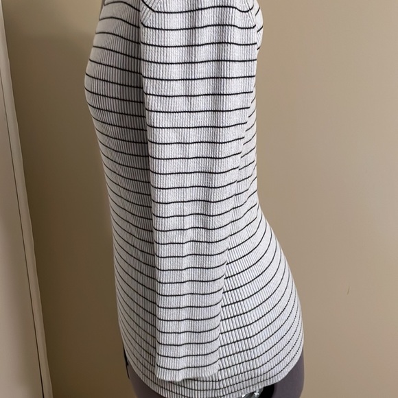 Name Brand missing sweater - Picture 3 of 4